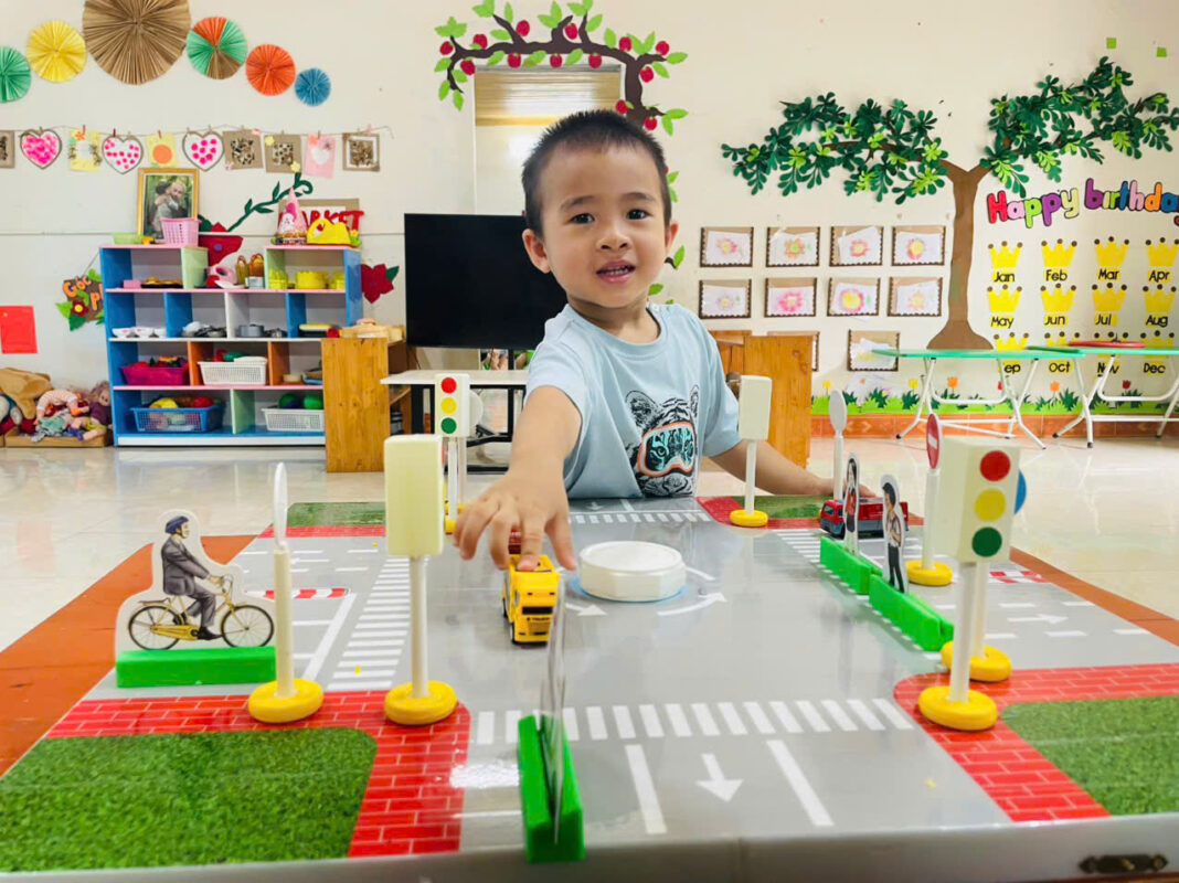 TRƯỜNG MẦM NON CAPITOLE SÓC SƠN: "BÉ HỌC MÀ CHƠI, CHƠI MÀ HỌC" VỚI TIẾT HỌC AN TOÀN GIAO THÔNG ĐẦY HỨNG KHỞI 1782951699615 1580505044722237234 g5436086674914737837 8f33e6e829f6c088740dde111e5a13d2